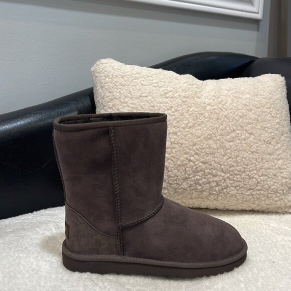 UGG Unisex Kids Classic Short Boots - Picture 9 of 13